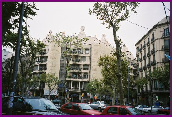 Casa Mila Long Shot.jpg - 71220 Bytes